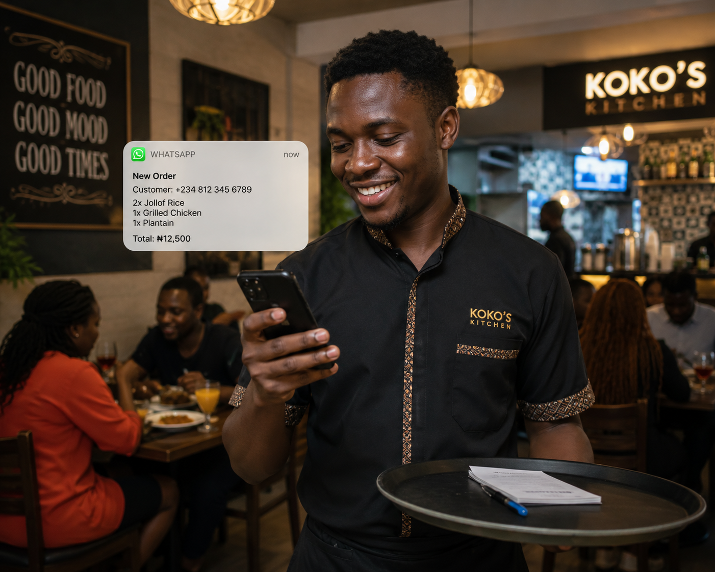 Serveur recevant une notification de commande WhatsApp
